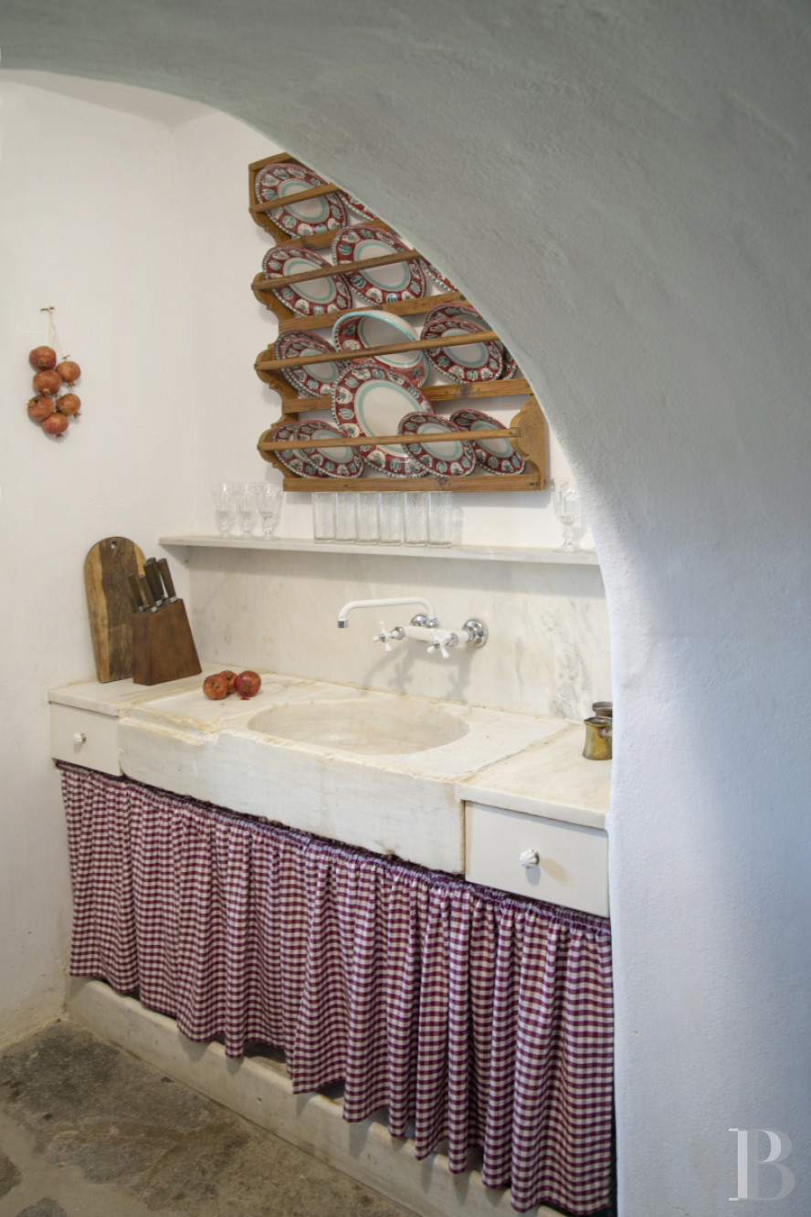 À Tinos, dans les Cyclades, une maison du 17e siècle tout de blanc vêtue - photo  n°9